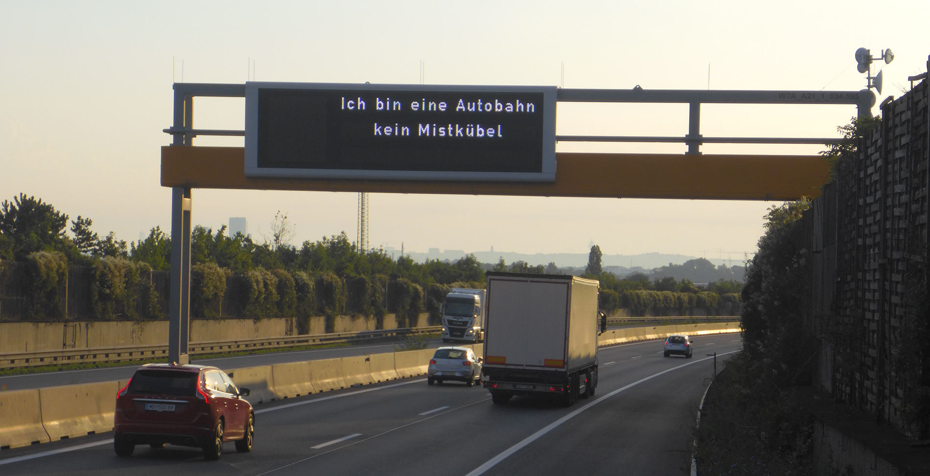 Wechseltextanzeige: Die Straße ist kein Mistkübel