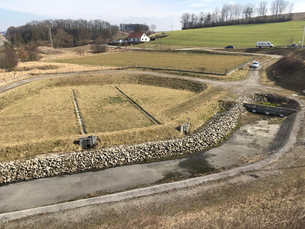 Eine Gewässerschutzanlage. Hier ist im Vordergrund ein Absatzbecken. 