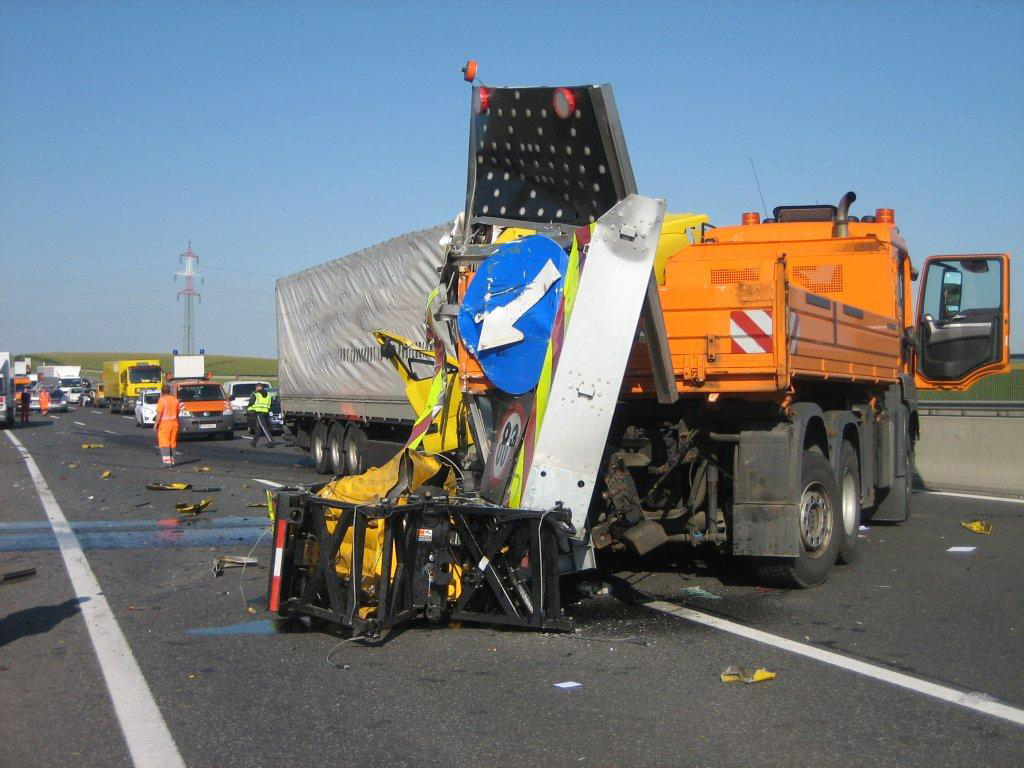Rear-end collision with an ASFINAG warning trailer