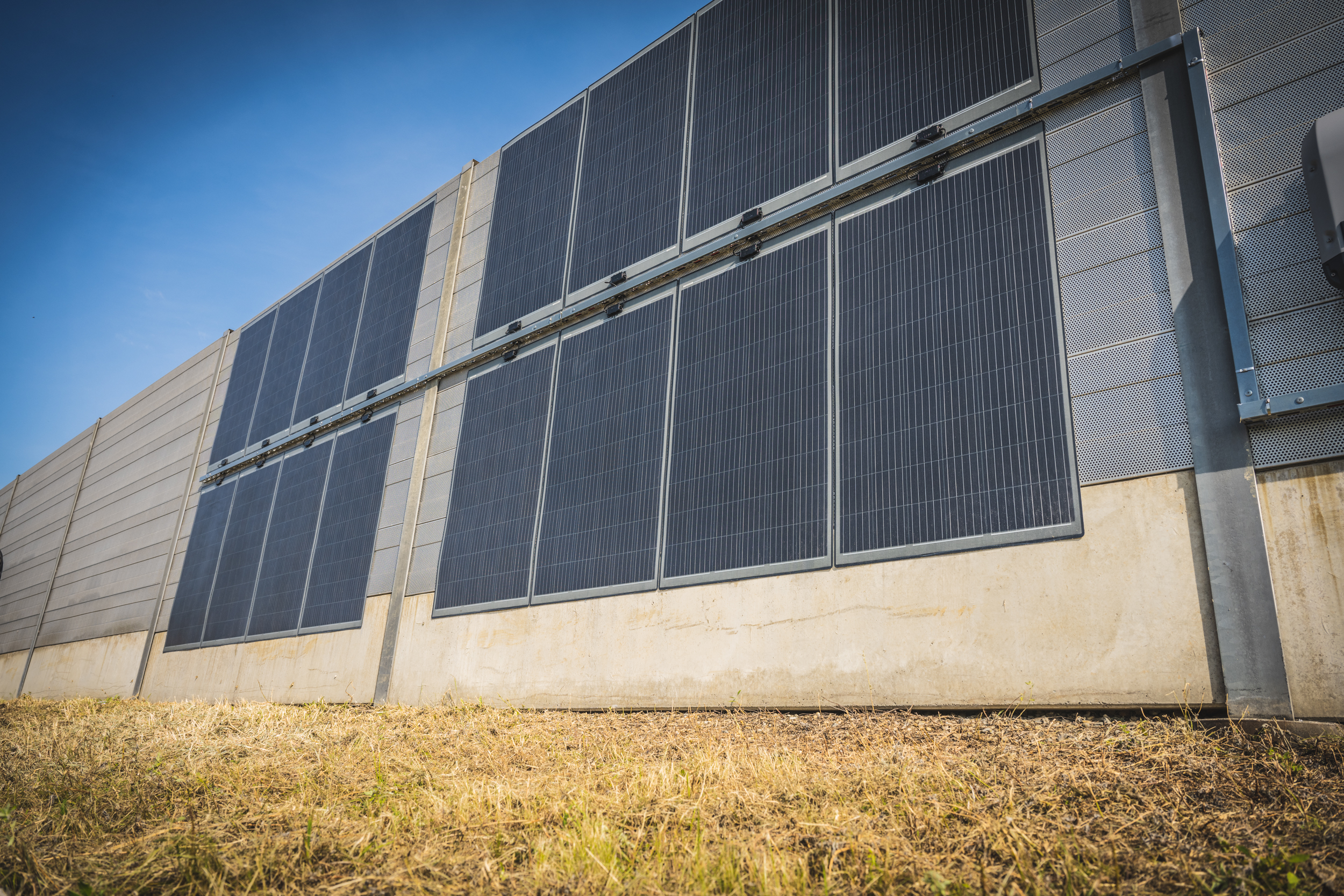 Photovoltaikpaneele auf einer Lärmschutzwand