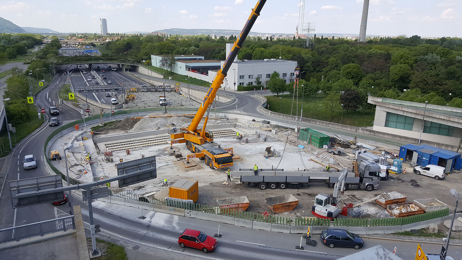 Ein Kran steht inmitten einer Baustelle auf der A 22