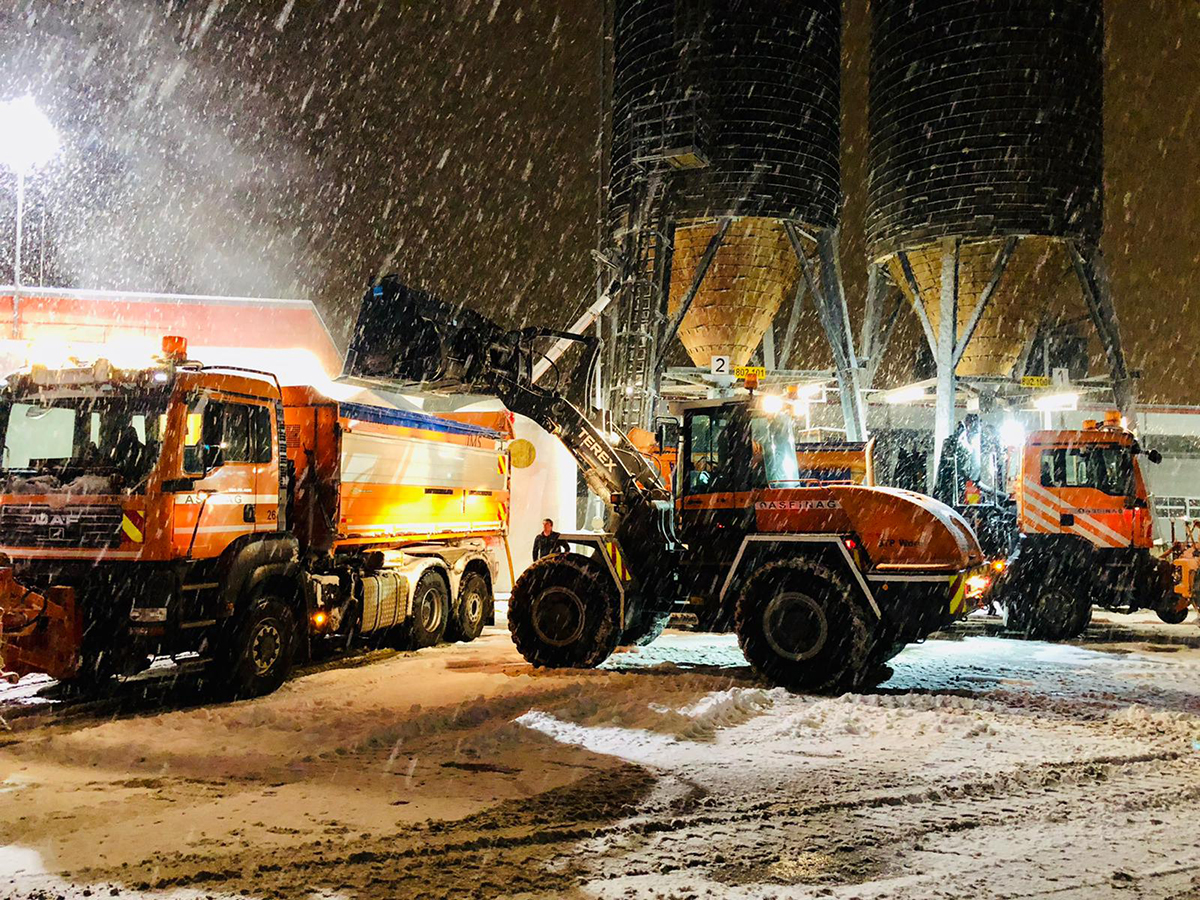 Winterdienstfahrzeuge laden Salz