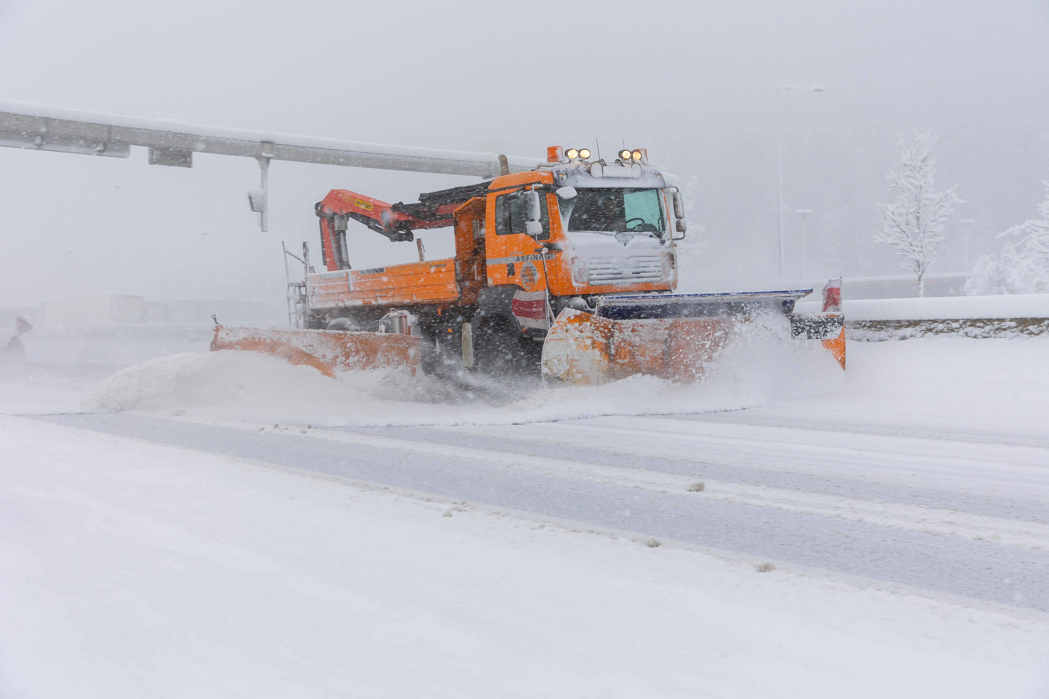 ASFINAG Schneepflug auf verschneiter Autobahn