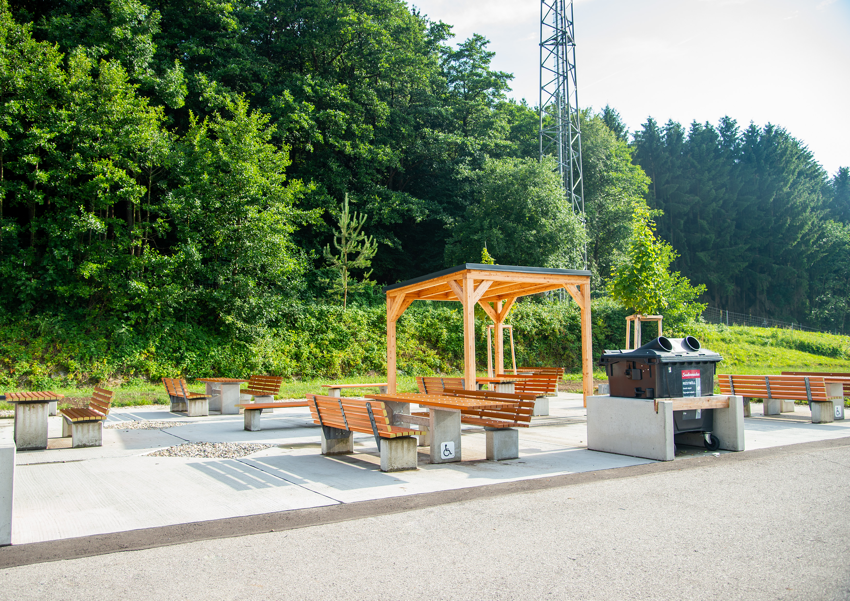 Diverse Bänke mit Tischen am Rastplatz Kesselhof