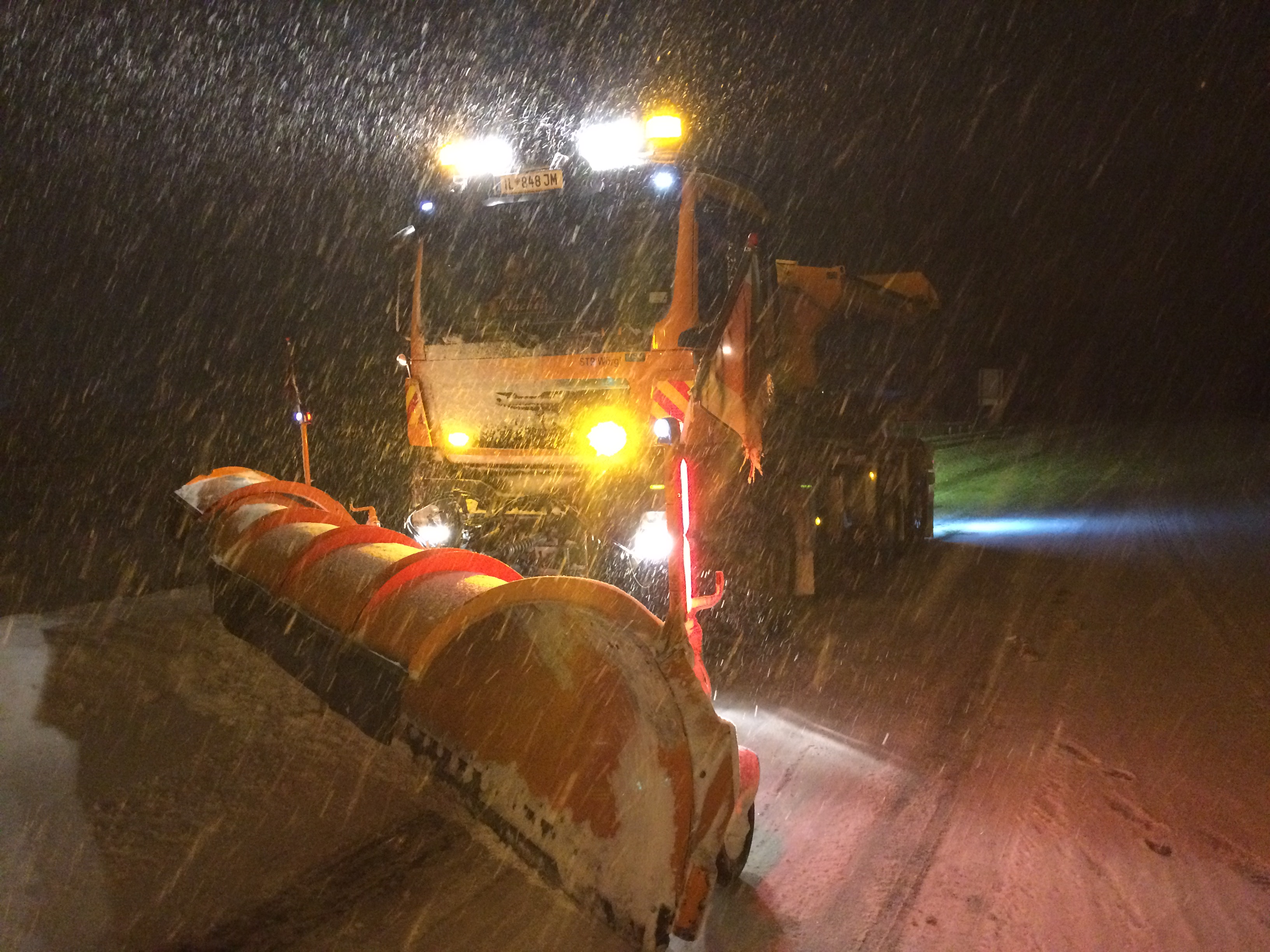 Schneepflug bei Nacht