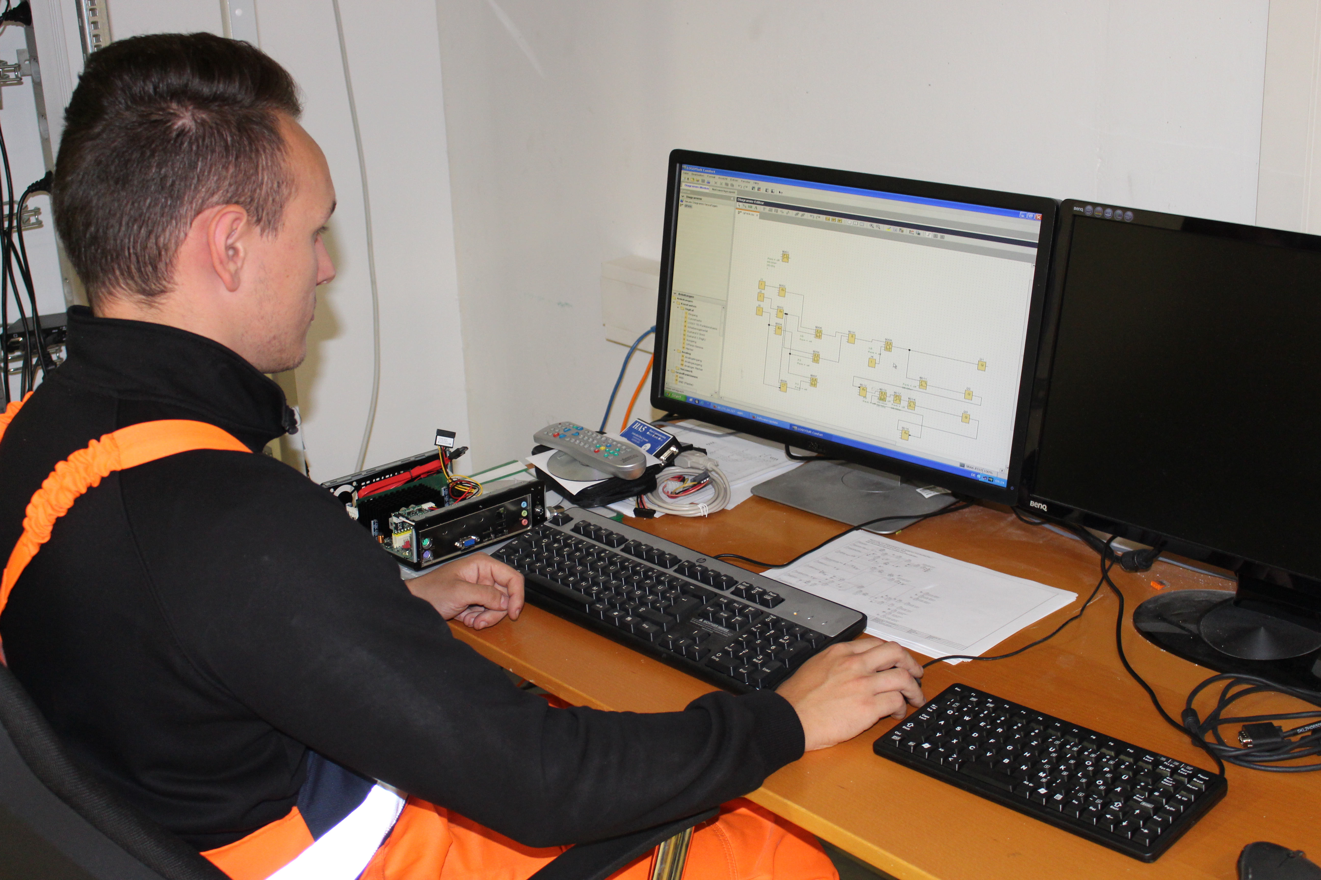 Ein Mann sitzt vor einem Computer