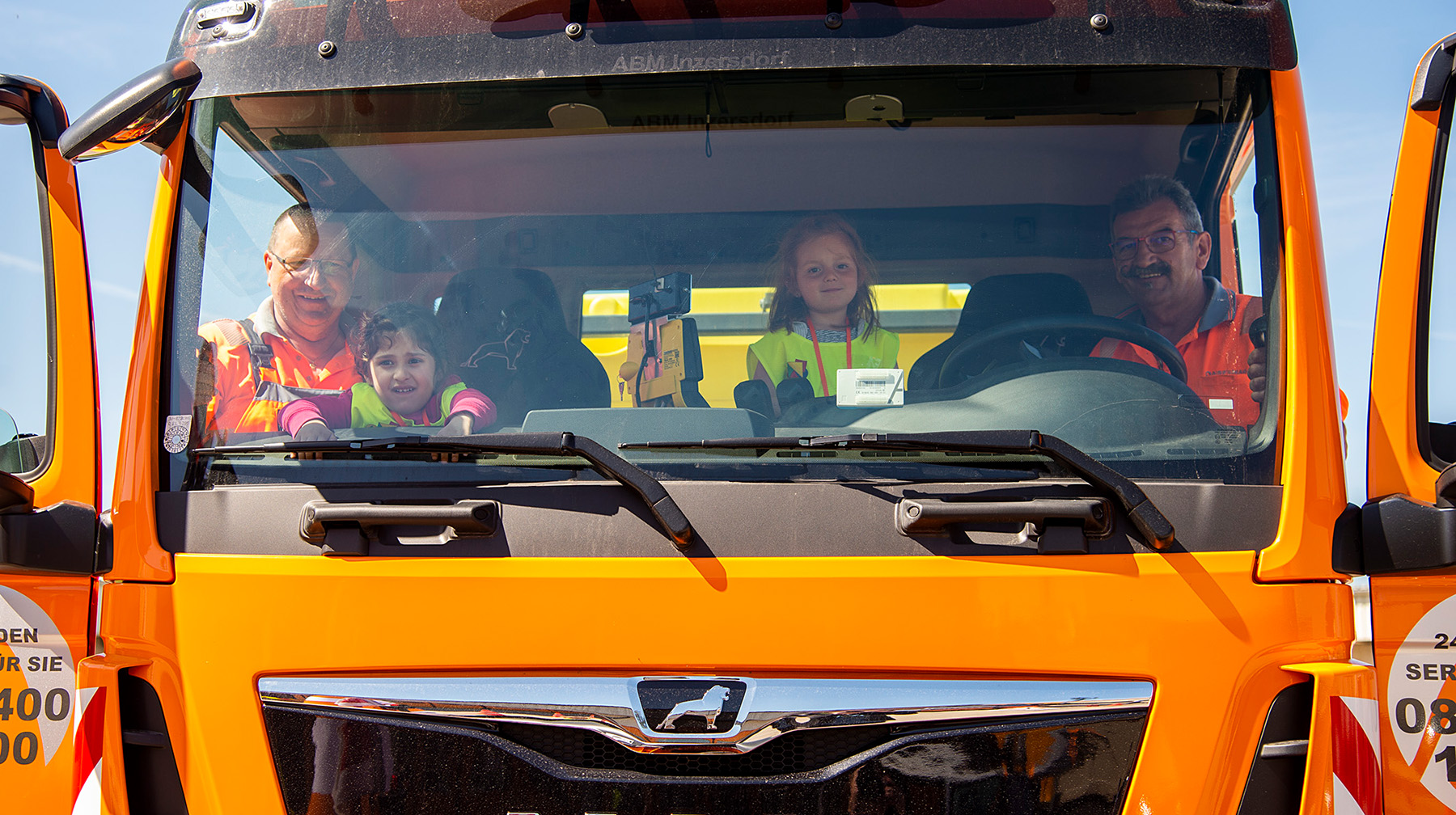 Zwei Männer und zwei Mädchen in einem Lkw