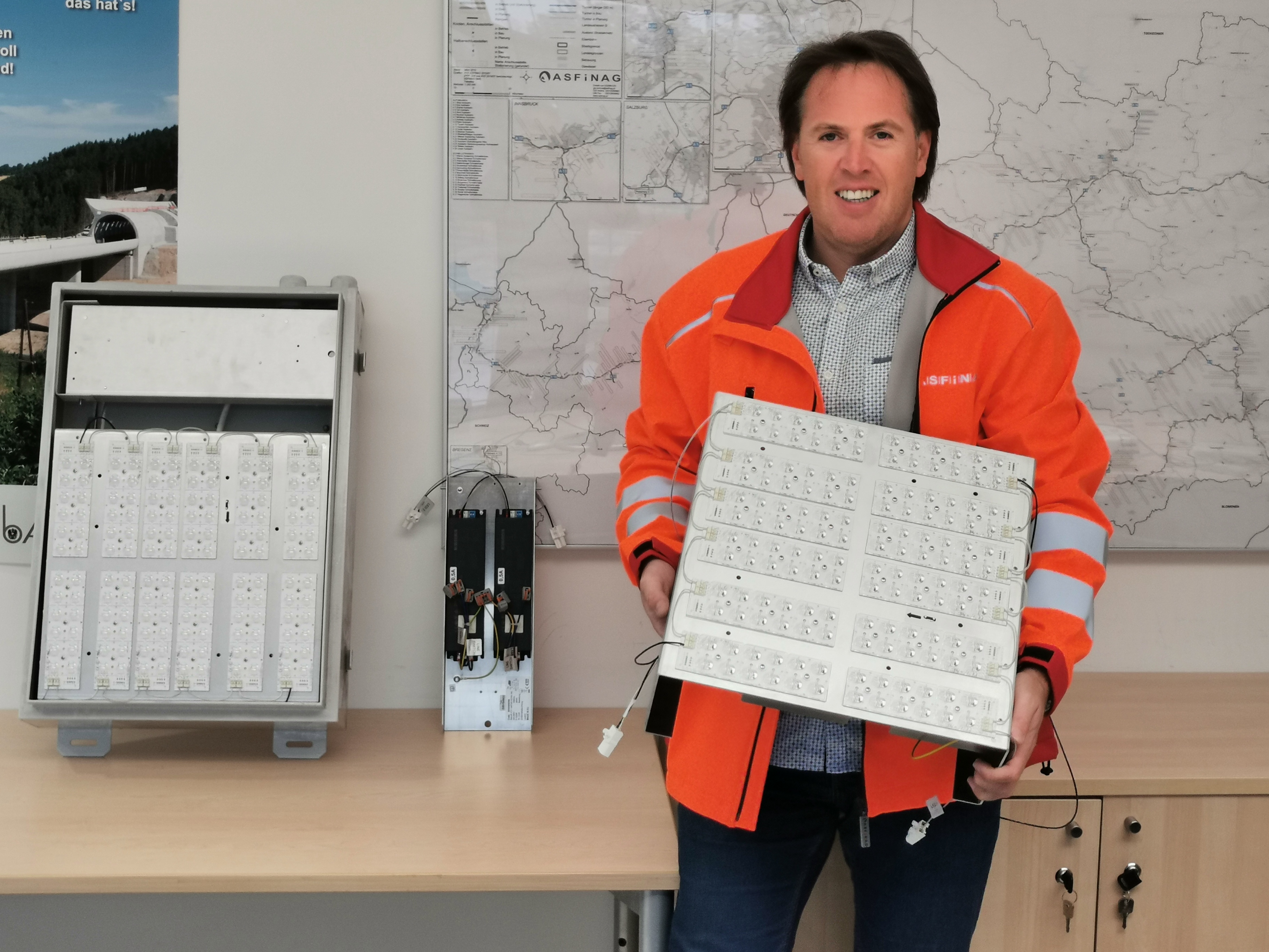 Thomas Nessel, Betriebstechnik-Regionalleiter, mit seiner Beleuchtungs-Innovation