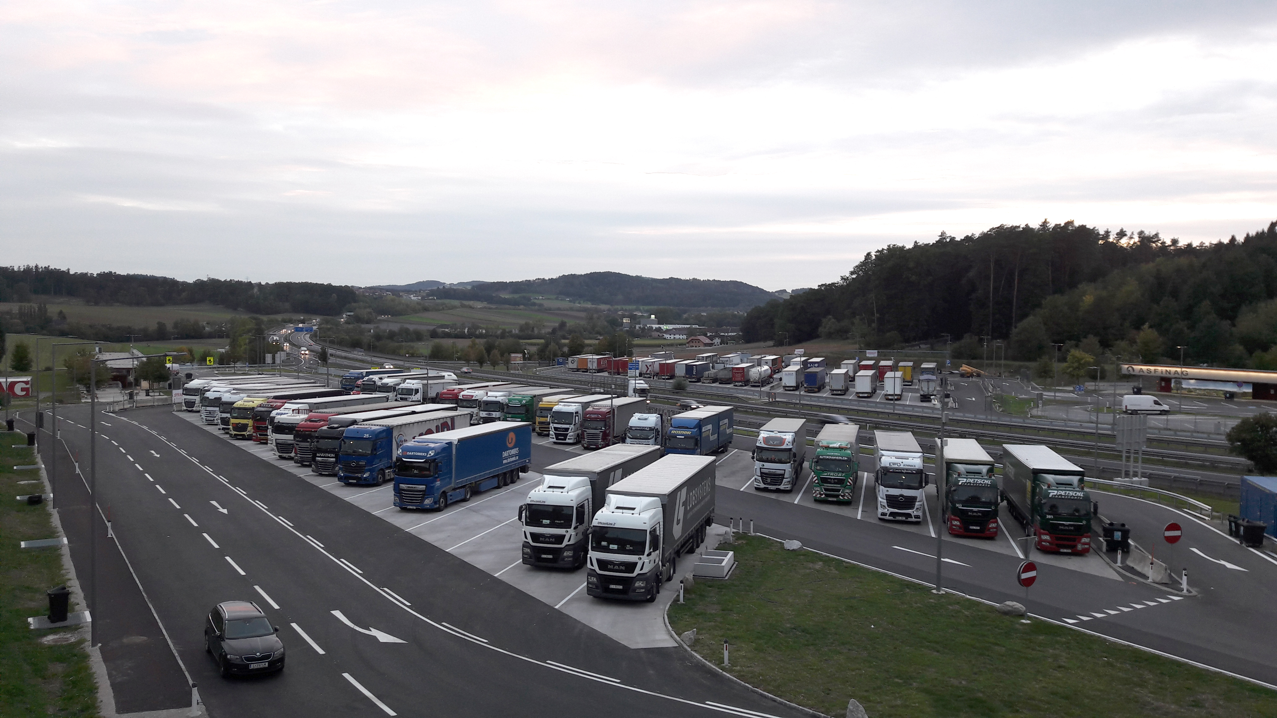  Besetzte Lkw Parkplätze am Abend