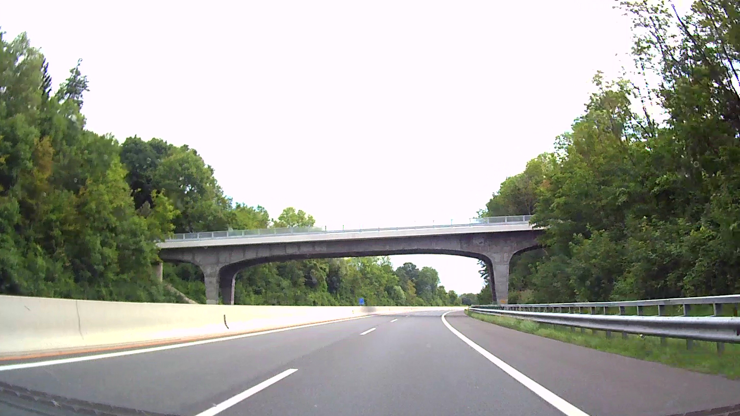 A 1 West Autobahn bei einer Brücke mit neuem Belag (nachher)