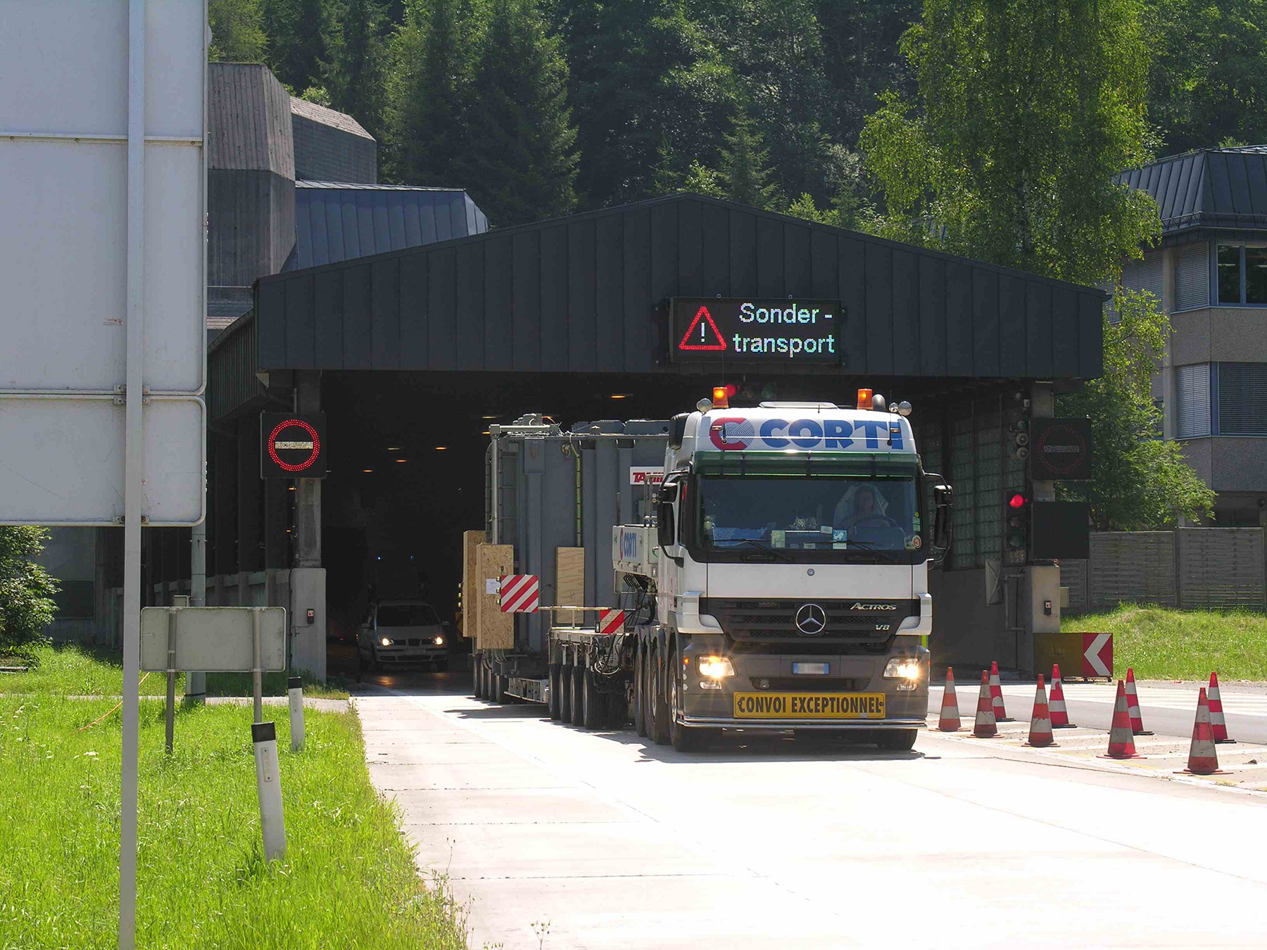 Sondertransport fährt aus einem Tunnel