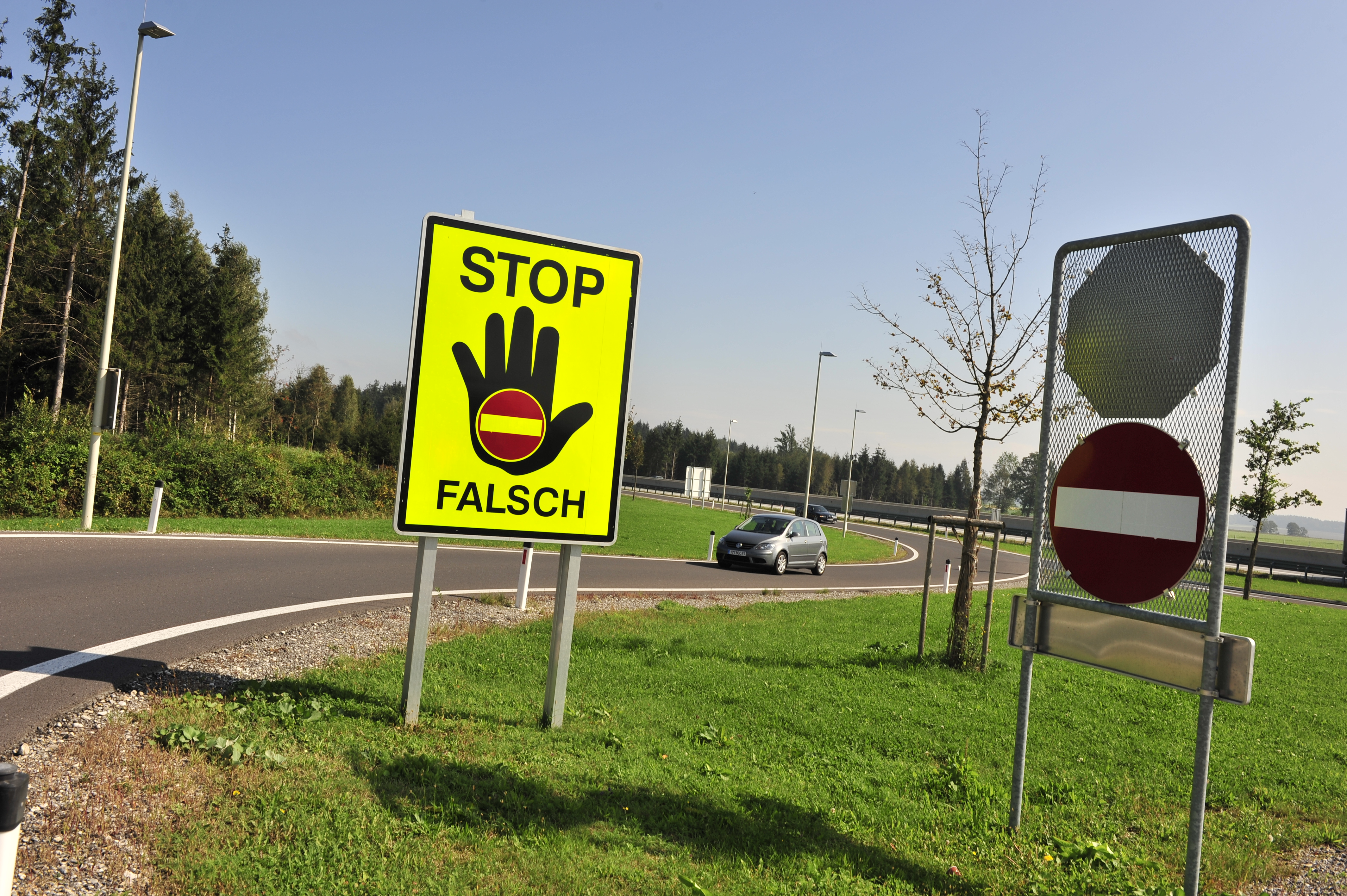 Geisterfahrer-Warntafel auf der Autobahn Abfahrt A 1 West Autobahn