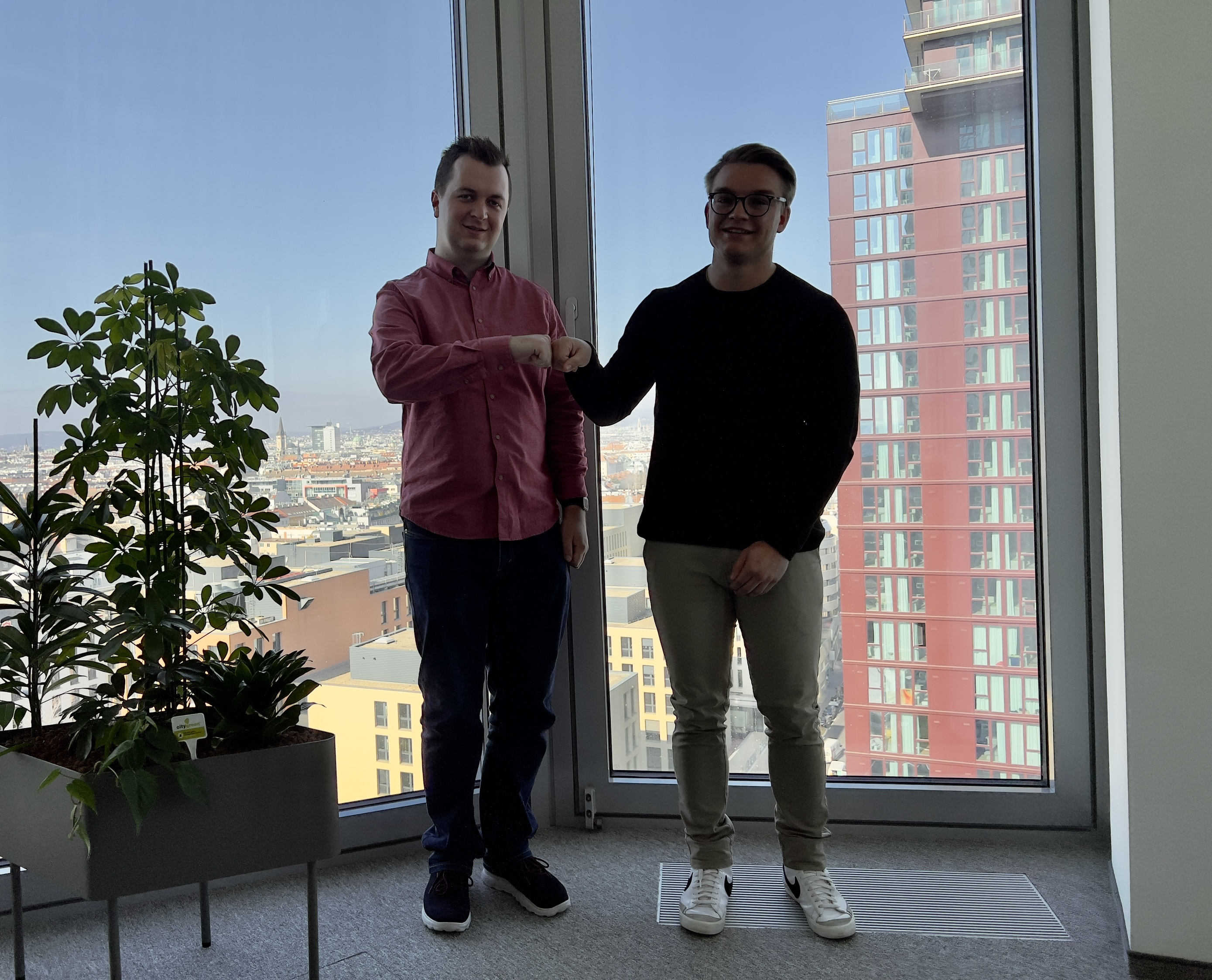 Zwei junge Männer geben sich ein Fist-Bump