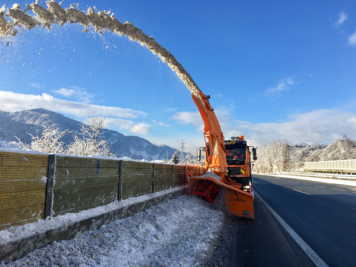 Lkw mit Schneefräse befreit Lärmschutzwand von Schnee