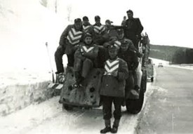 Schwarz-Weiß-Aufnahme der Mannschaft der Autobahnmeisterei Pressbaum, Winter 1961