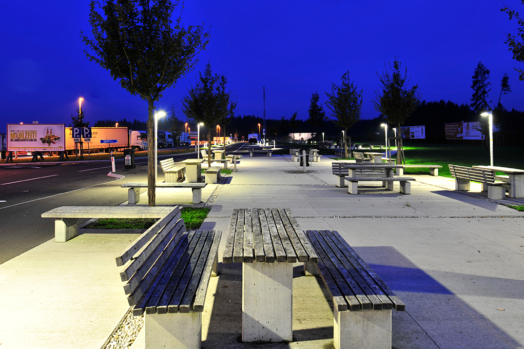 Helle Beleuchtung am Rastplatz Alhaming auf der A 1 West Autobahn