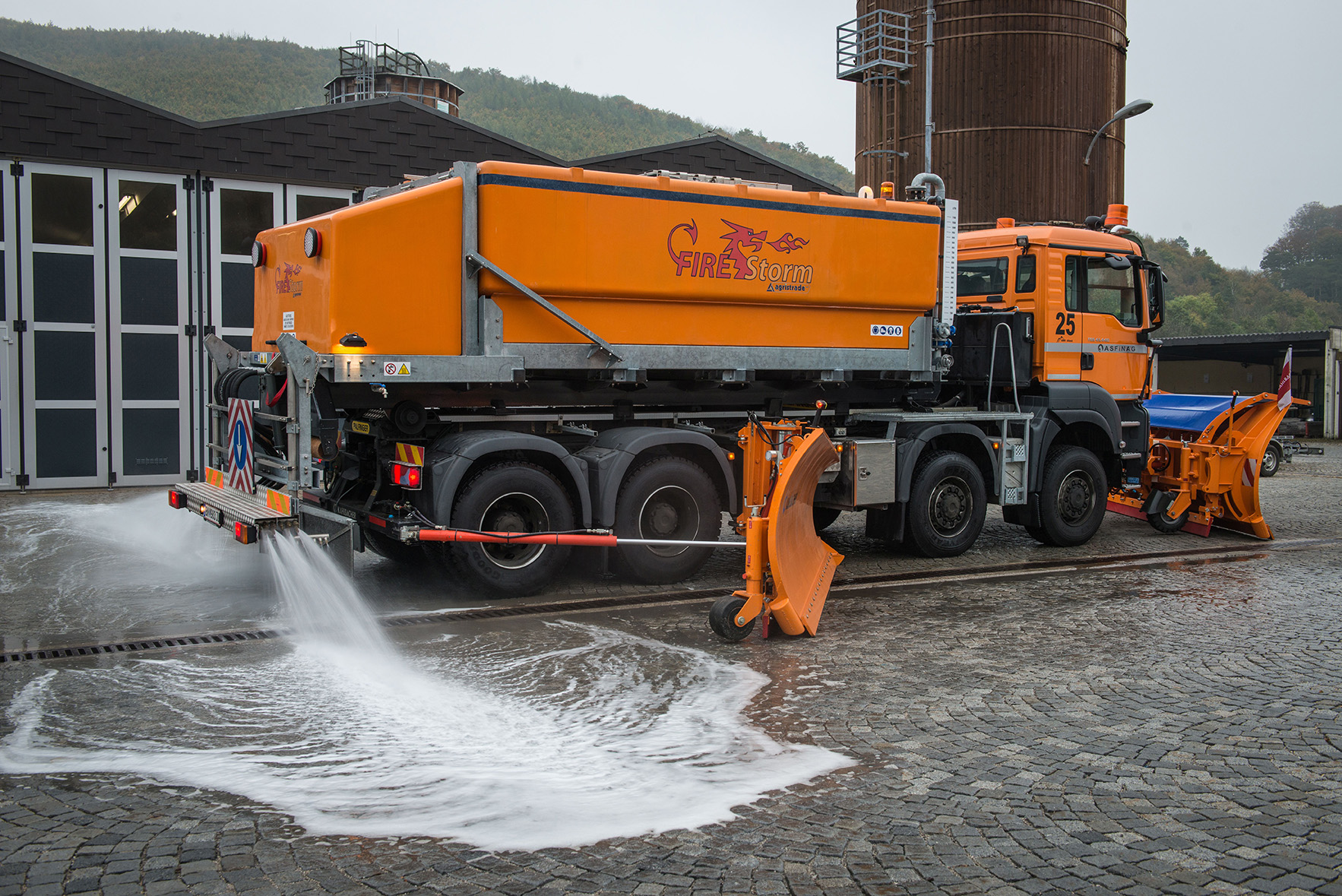 Funktionstest der Sole-Düsen beim Fire Storm, dem Fahrzeug, das heiße Sole direkt unter Lkws sprüht, um den Schnee zu schmelzen und die Weiterfahrt zu ermöglichen.