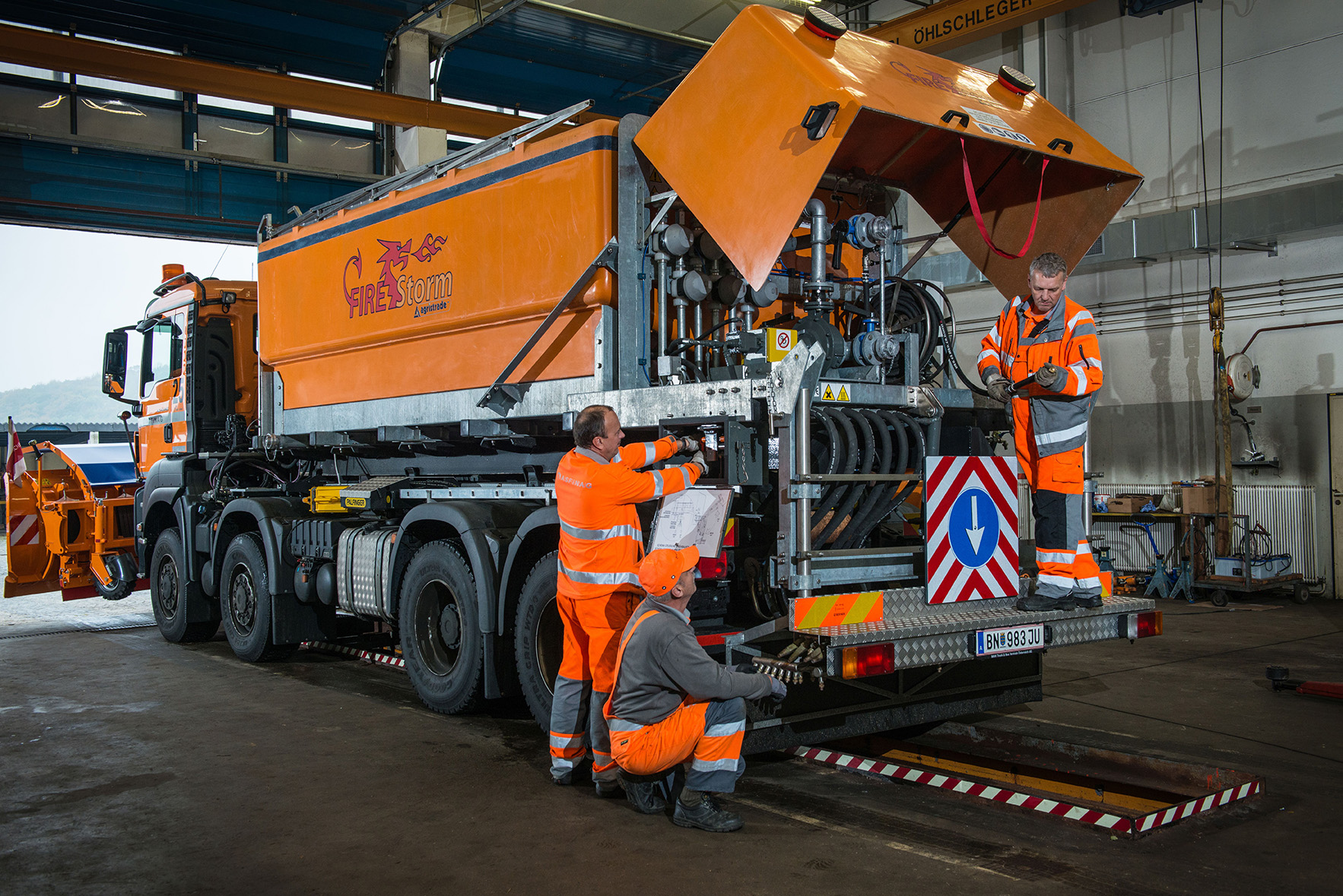 Zwei Mitarbeiter der Autobahnmeisterei überprüfen die Technik beim Fire Storm.