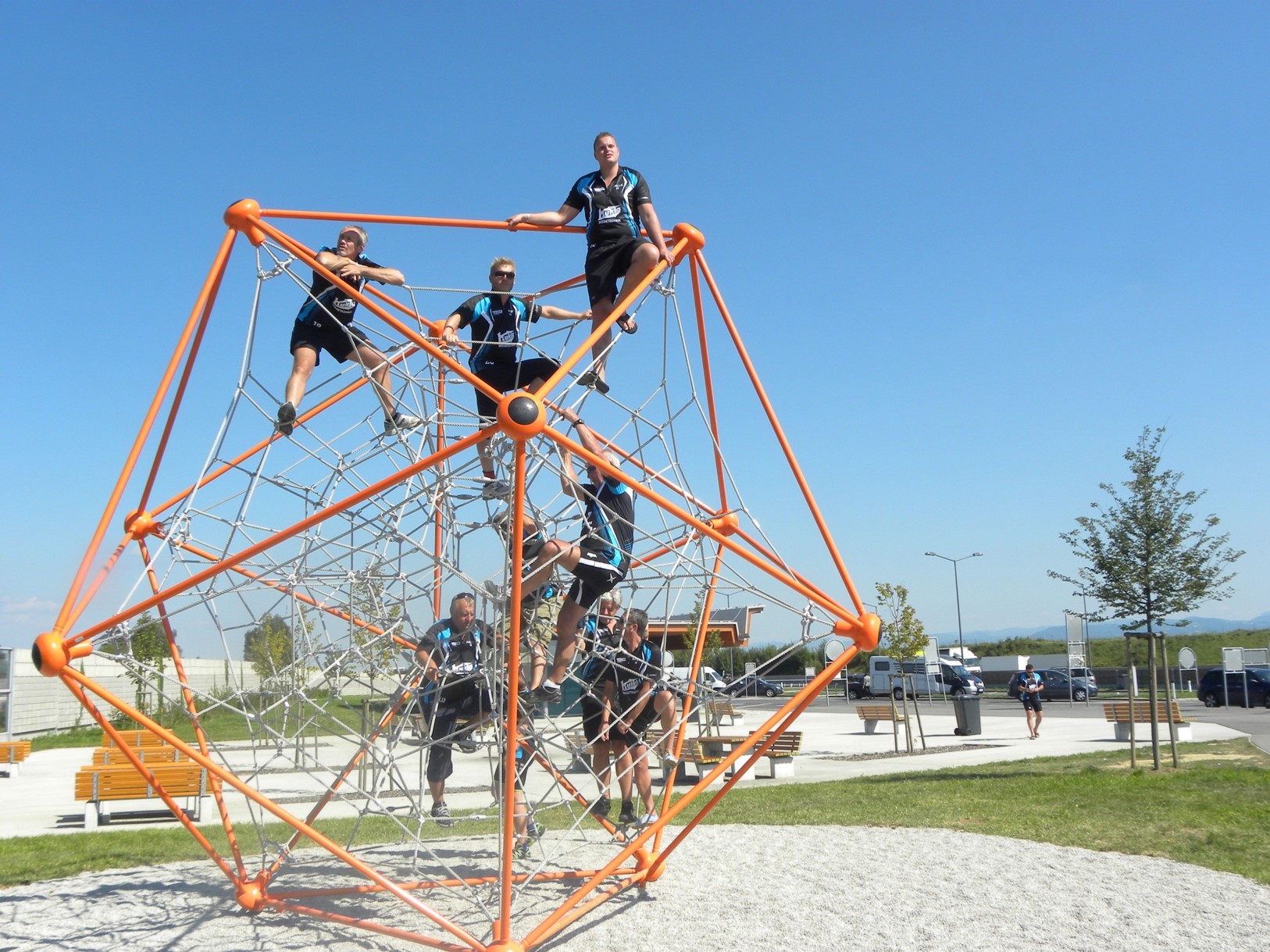 Eine Gruppe Männer klettert auf einem Rastplatz-Spielplatz
