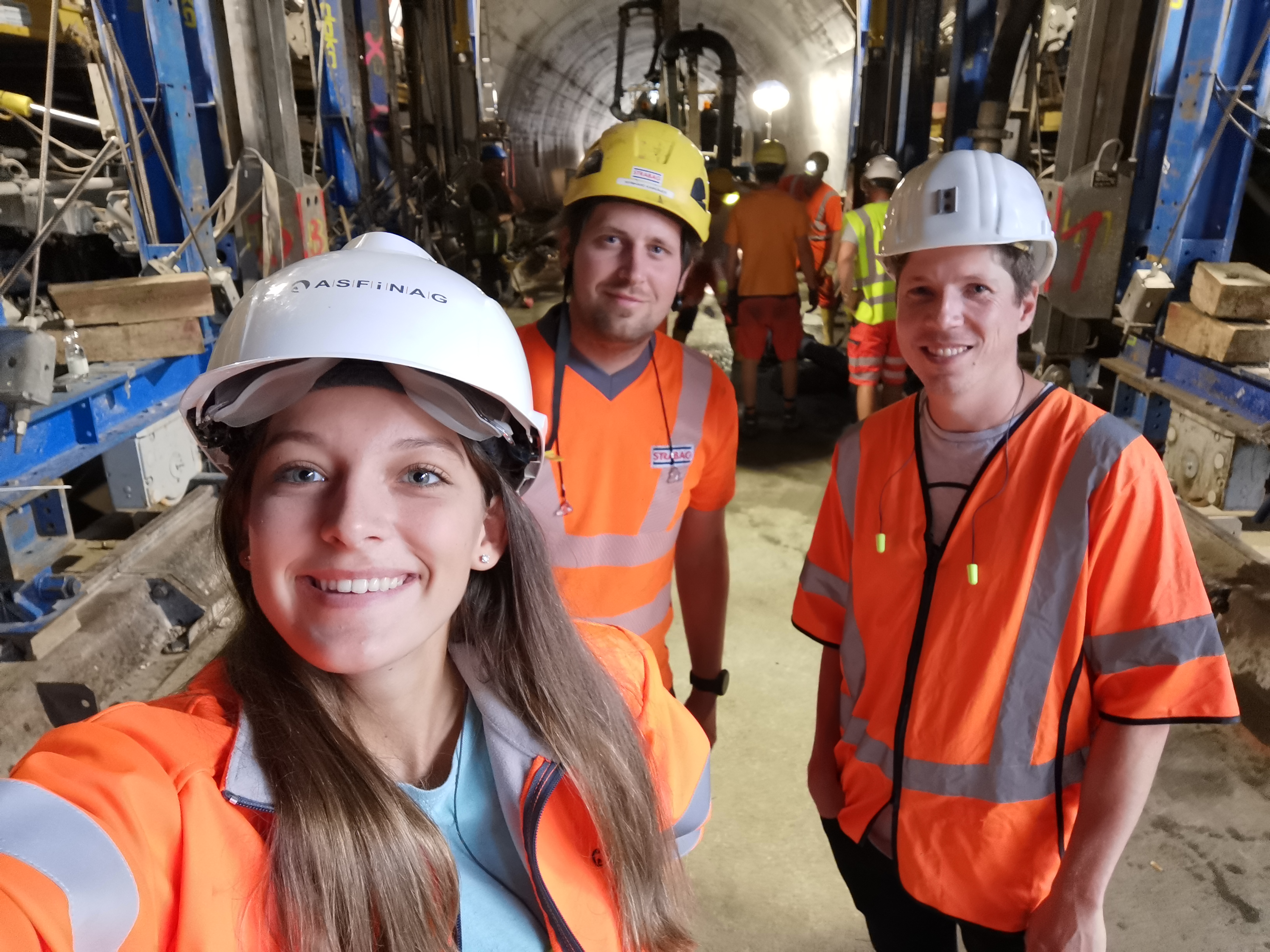 Selfie von Elena in Warnkleidung und Harthelmen mit zwei Mitarbeitern