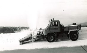 Schwarz-Weiß-Aufnahmen des ersten Winterdienstes mit Leihgeräten, A 1 West Autobahn 1961