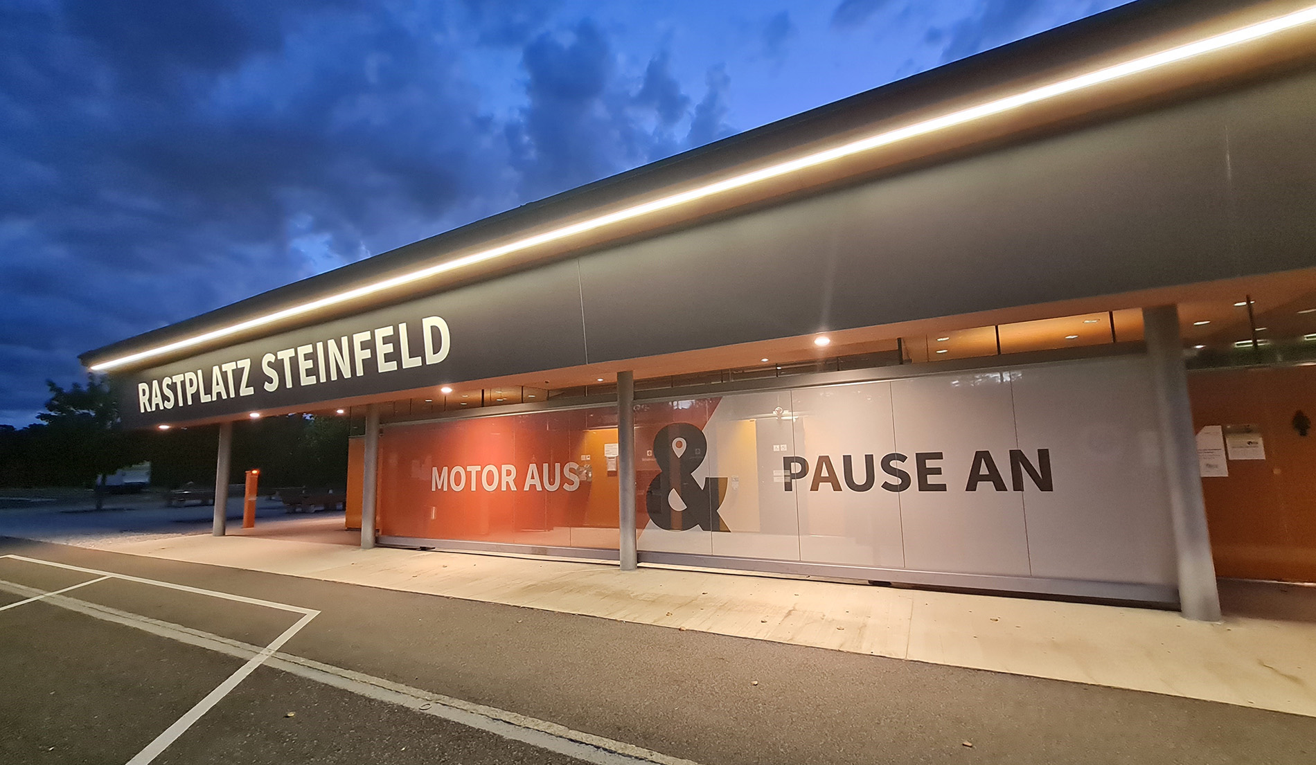 Ein Bild vom Rastplatz Steinfeld bei Nacht