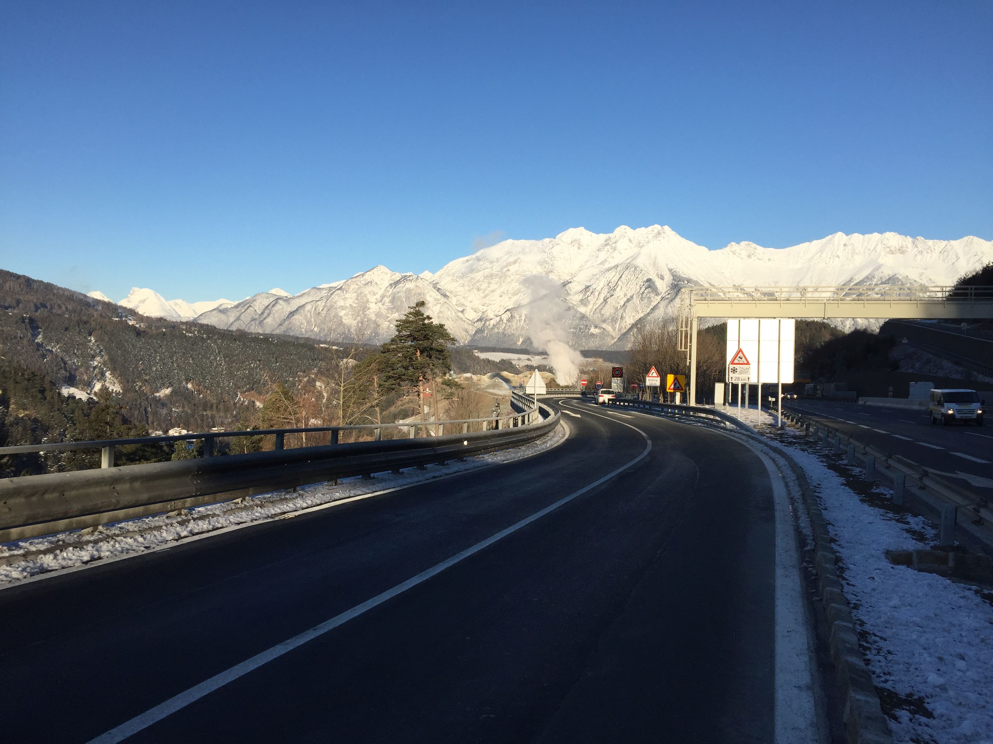 Eine Autobahn an einem sonnigen Wintertag