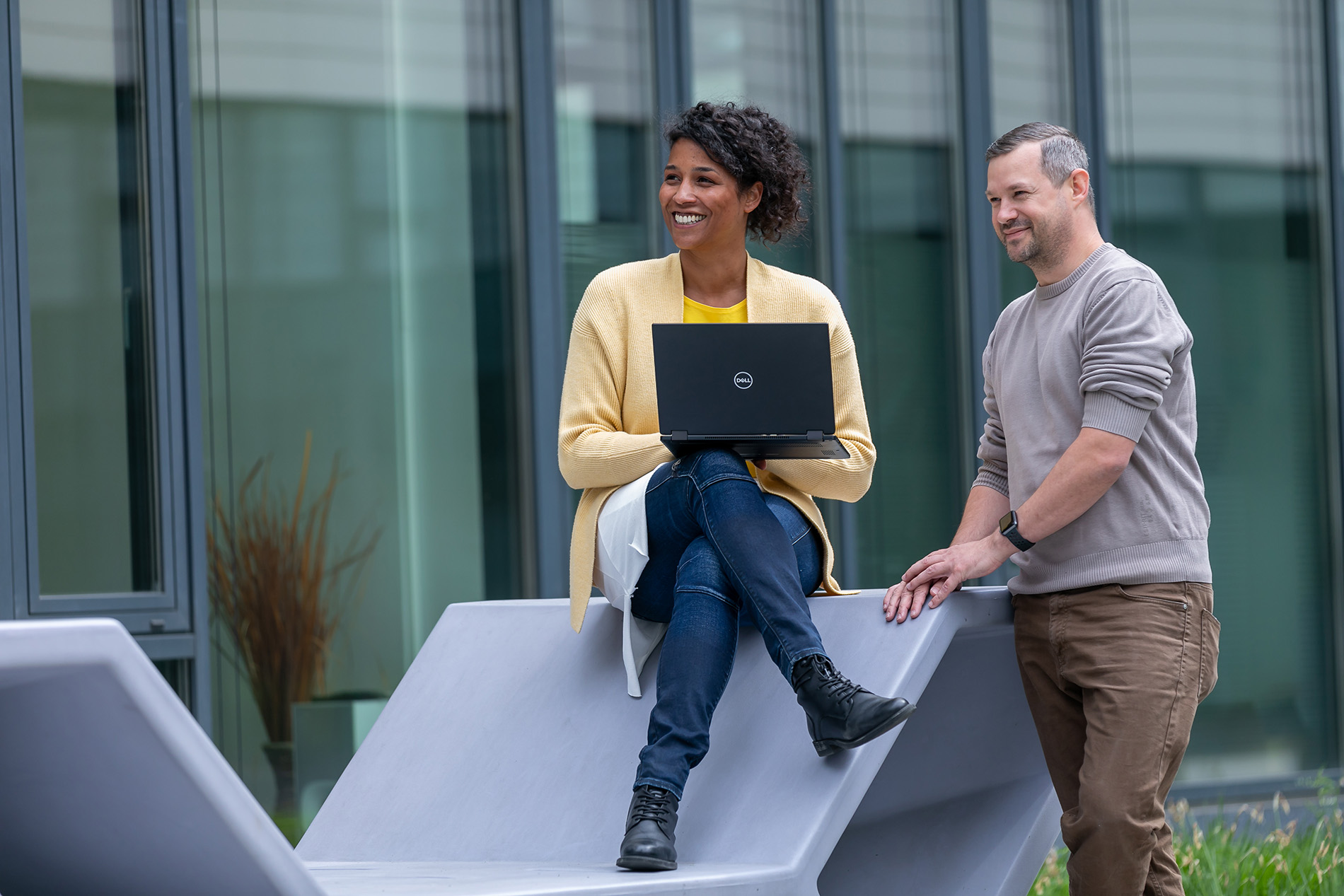 Ein Mann und eine Frau sitzen auf einer Bank