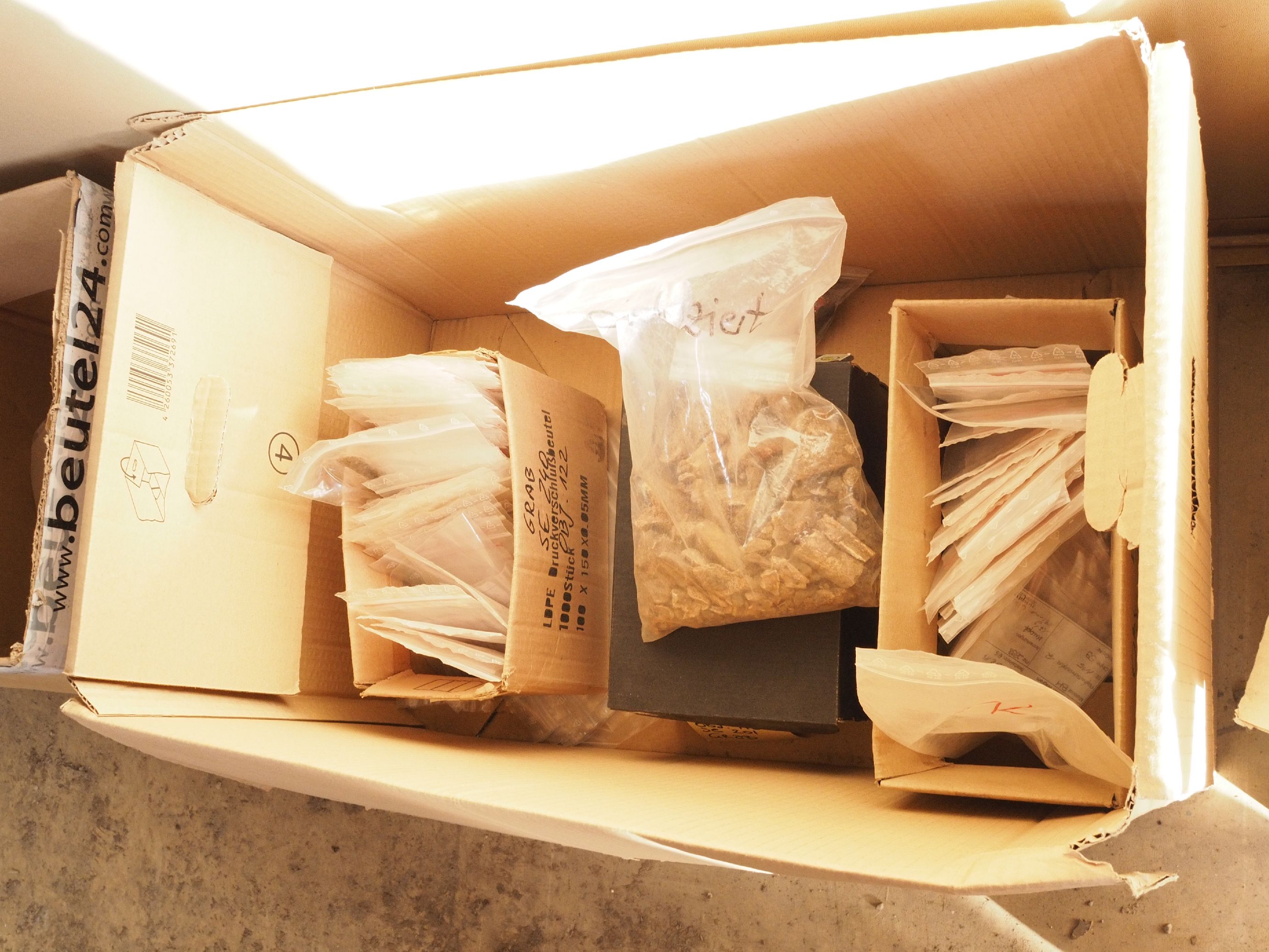 Viele kleine Objekte in Plastiksäckchen