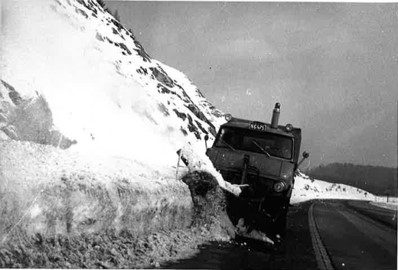 Alte Schwarz-Weiß-Aufnahme vom ersten Winterdienst mit Leihgeräten, 1961