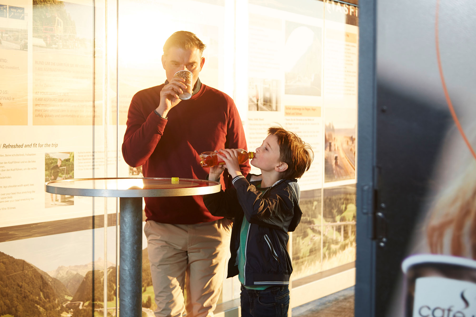 Aufenthaltsbereiche mit Getränkeautomaten bei den ASFINAG Rastplätzen