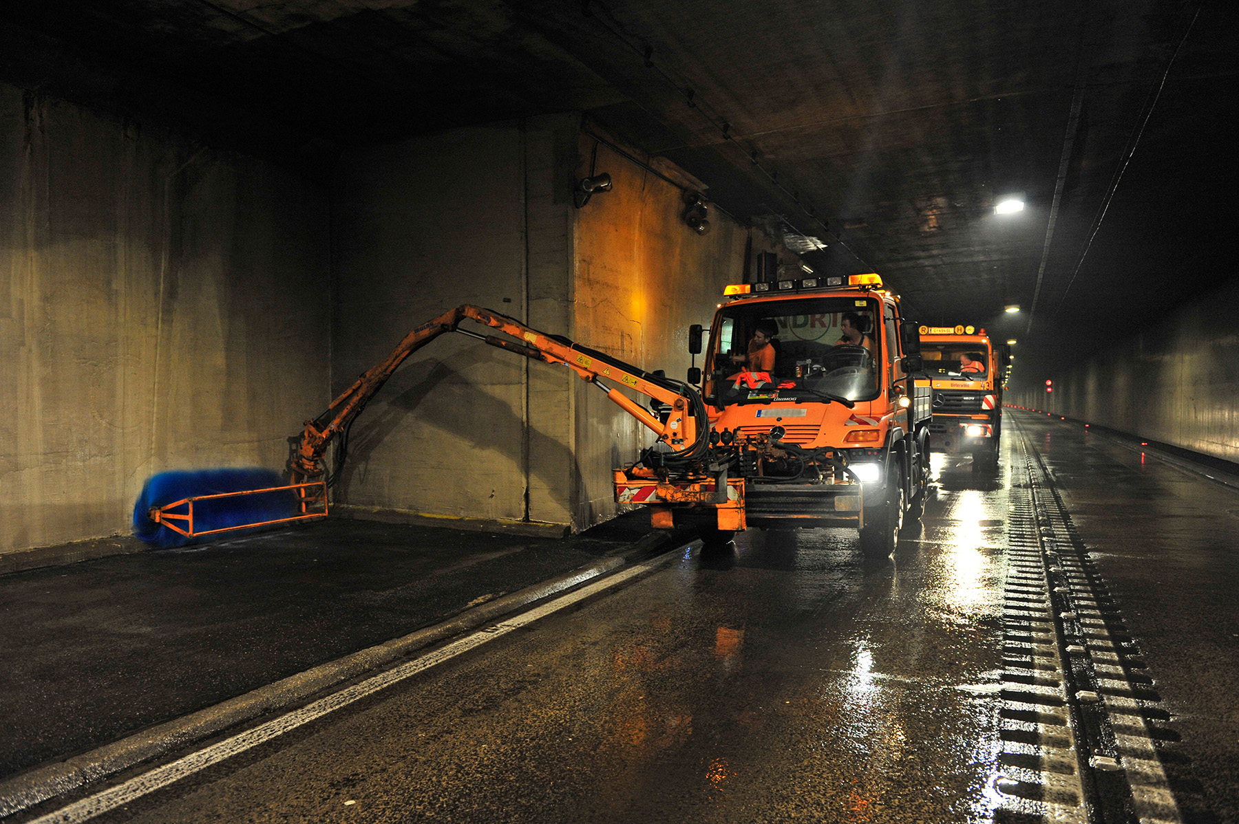 Einsatz von großen Bürstenaufsätzen bei der Tunnelwäsche