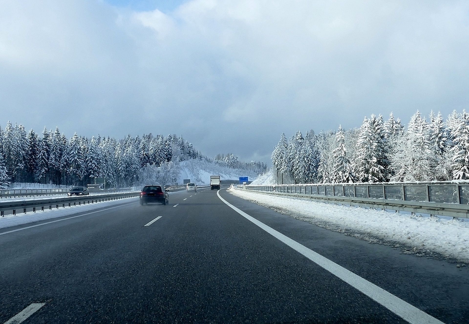 Eine verschneite Autobahn im Winter